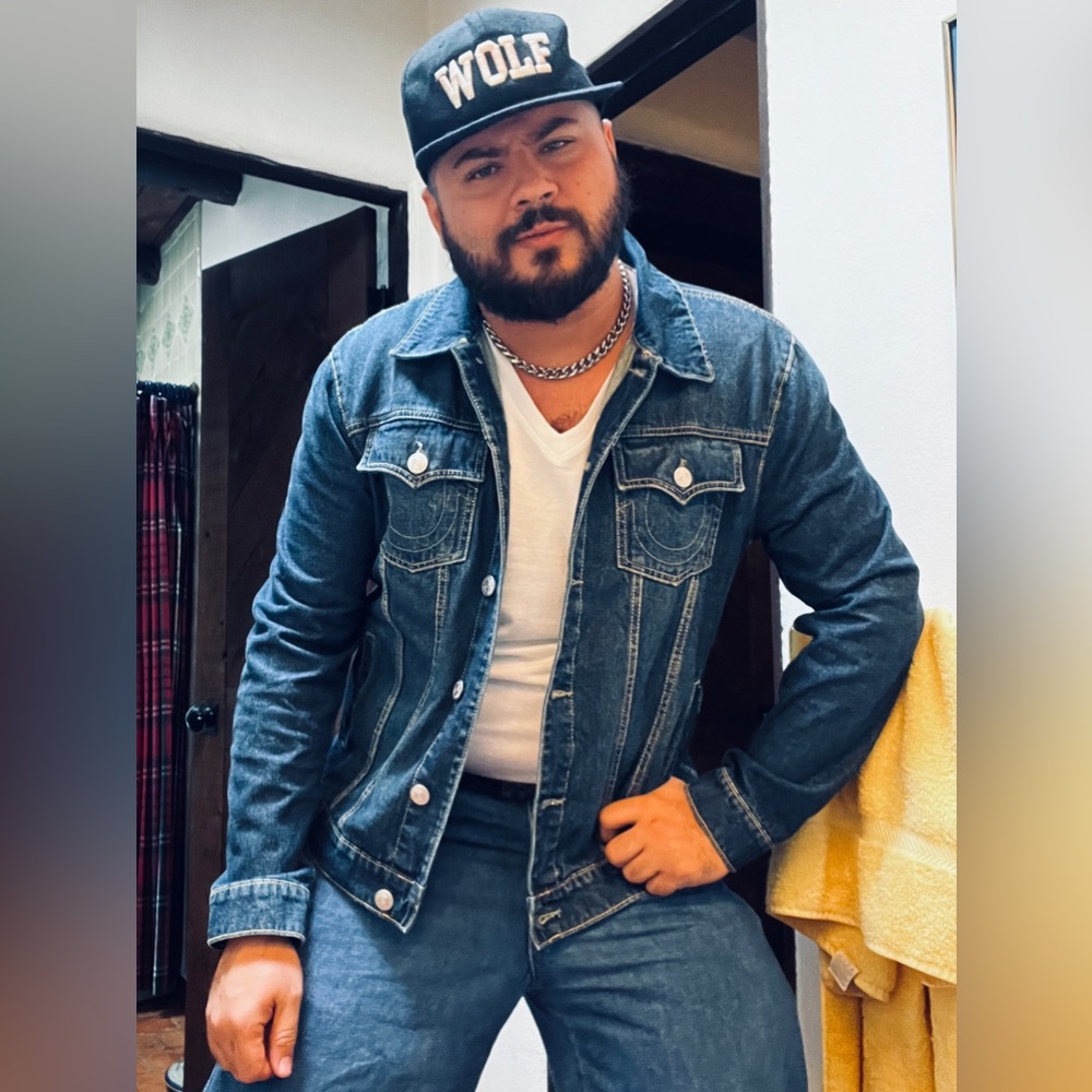 Howdy there friend! I’m your new favorite posher, Dillon!